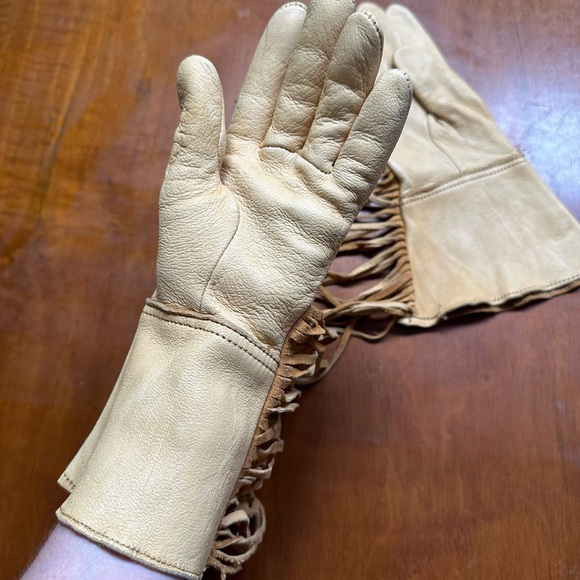 Vintage Tan Women’s Small Leather Fringe Gloves - Picture 4 of 6